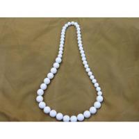 Gotica: Antiguo Collar De Esferas Plastico Blancas Grande, usado segunda mano  Perú 